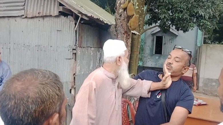 হাতীবান্ধায় অতিরিক্ত টোল আদায়ের ভিডিও করায় দুই সাংবাদিকের উ