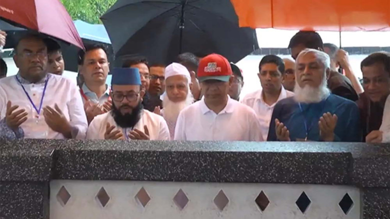 শাহজালালের (রহ.) মাজারে শ্রদ্ধা জানালেন প্রধানমন্ত্রী