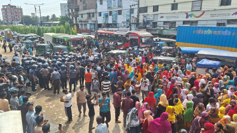 বকেয়া বেতনের দাবিতে চট্টগ্রামে শ্রমিকদের সড়ক অবরোধ