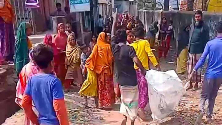 নোয়াখালীতে মায়ের সামনে ডাম্প ট্রাকের নিচে পিষ্ট হয়ে শিশুর মৃ
