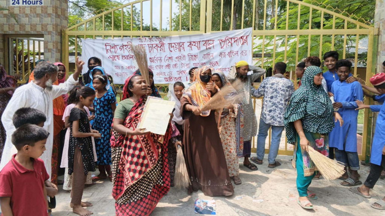 চাকরি না পেয়ে ঘুষ ফেরতের দাবিতে বিক্ষোভ