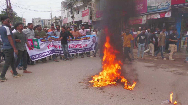 নোয়াখালীতে ছাত্রদল সম্পাদক নাছিরকে অবাঞ্ছিত ঘোষণা, সড়ক অবরোধ