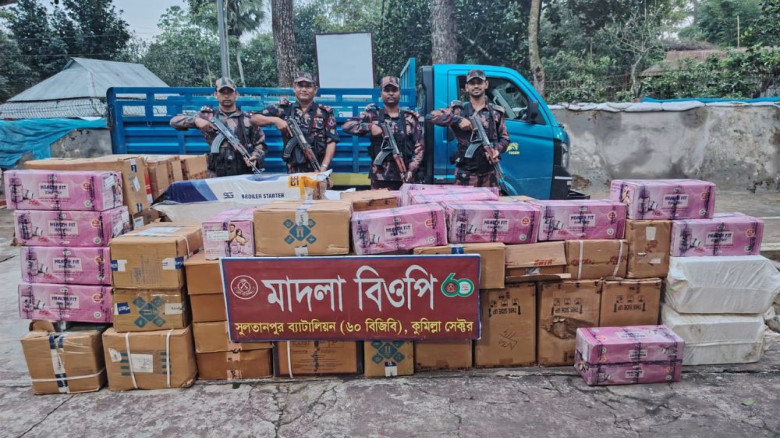 কসবায় ৯০ লাখ টাকার ভারতীয় পণ্য জব্দ, পিকআপ আটক