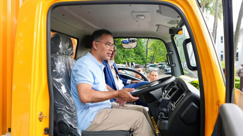 স্পোর্টস ও ইভি গাড়ির প্রদর্শনী ঘুরে দেখলেন প্রধানমন্ত্রী তার