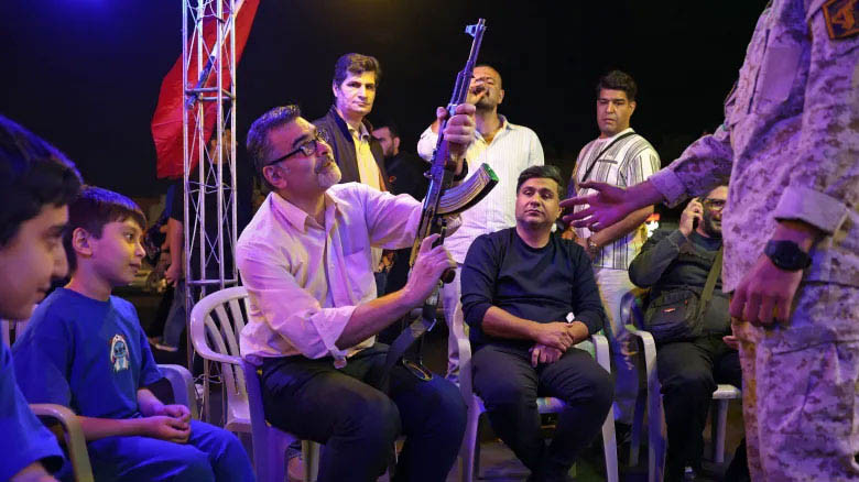 লাইভ সম্প্রচারে অস্ত্র ব্যবহার দেখালেন ইরানি উপস্থাপক