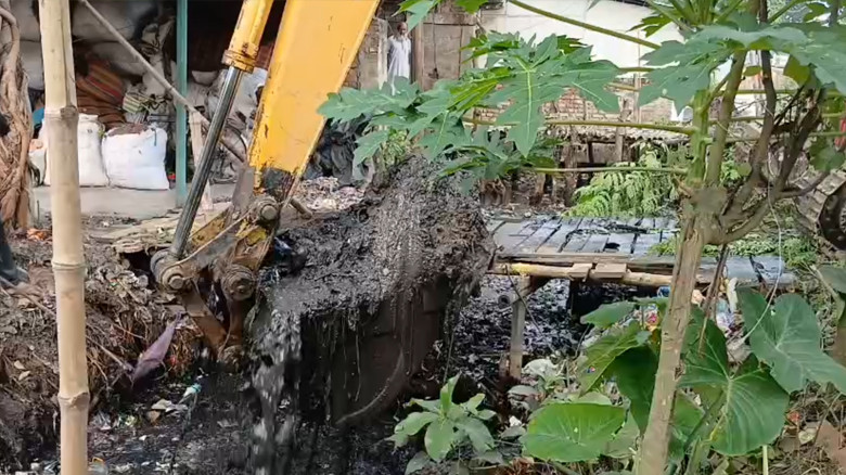 জলাবদ্ধতা নিরসনে তাহেরপুরে পৌরসভার ড্রেন পরিষ্কার অভিযান