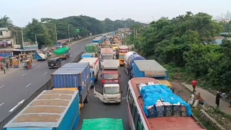 ঢাকা-চট্টগ্রাম মহাসড়কে ১৩ কিলোমিটার যানজট