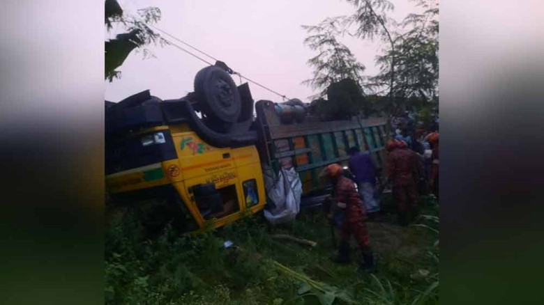 ঢাকা-টাঙ্গাইল মহাসড়কে ট্রাক খাদে পড়ে নিহত ১৫