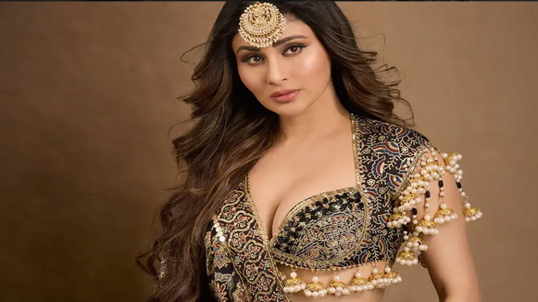 বরুণের মায়ের ভূমিকায় মৌনি, নেটদুনিয়ায় সমালোচনা