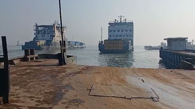 দৌলতদিয়া-পাটুরিয়া নৌরুট বন্ধ, ঘরমুখো যাত্রীরা বিপাকে