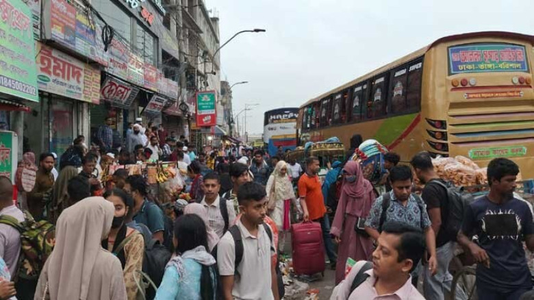 ঈদযাত্রায় ঢাকা ছাড়ছে ঘরমুখো মানুষ, বাড়তি ভাড়ায় যাত্রীদের ক্ষ