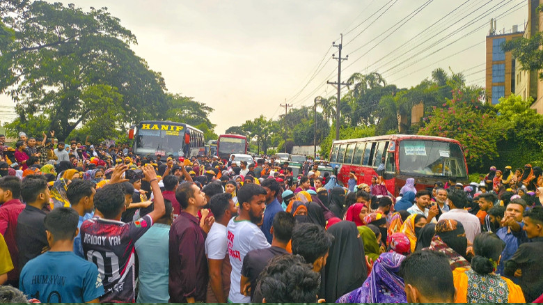 ঈদের আগে চট্টগ্রাম মহাসড়ক অবরোধ, বকেয়া বেতন-বোনাস দাবিতে শ্র