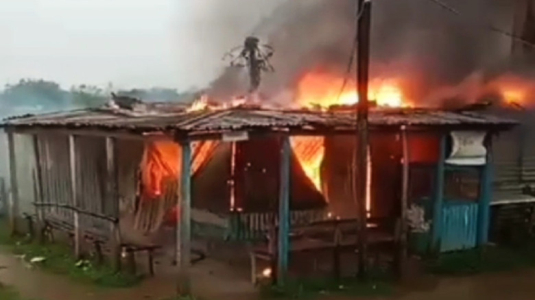 বজ্রাঘাতে জামালপুরে মুদি দোকান পুড়ে ছাই, ব্যবসায়ীর প্রায় ৬ ল