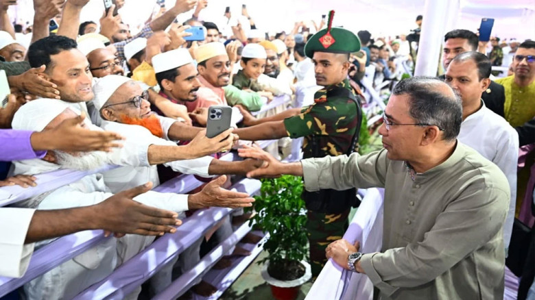 ঈদের নামাজ শেষে মুসল্লিদের সঙ্গে শুভেচ্ছা বিনিময় করলেন প্রধা