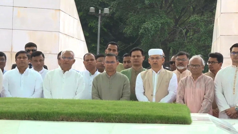 জিয়া উদ্যানে বাবা-মায়ের কবর জিয়ারত করেন তারেক রহমান