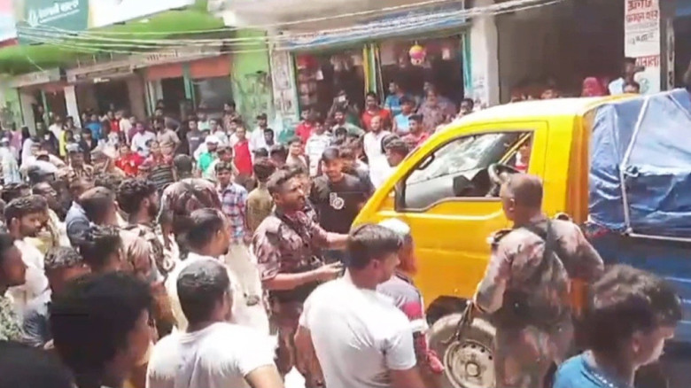 মব করে বিজিবির থেকে চোরাই পণ্য নিয়ে গেল ‘কারবারিরা’