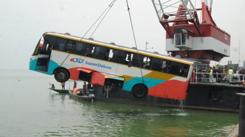দৌলতদিয়ায় পদ্মায় ডুবে যাওয়া বাস উদ্ধার, বড় দুর্ঘটনা থেকে রক্