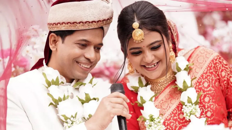বিয়ের পর স্বামীকে নিয়ে আবেগময় পোস্ট দীপ্তি চৌধুরীর