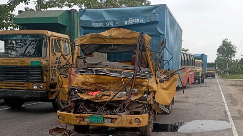 চৌদ্দগ্রামে ট্রাকের পেছনে ধাক্কায় কাভার্ড ভ্যানচালকের মৃত্যু