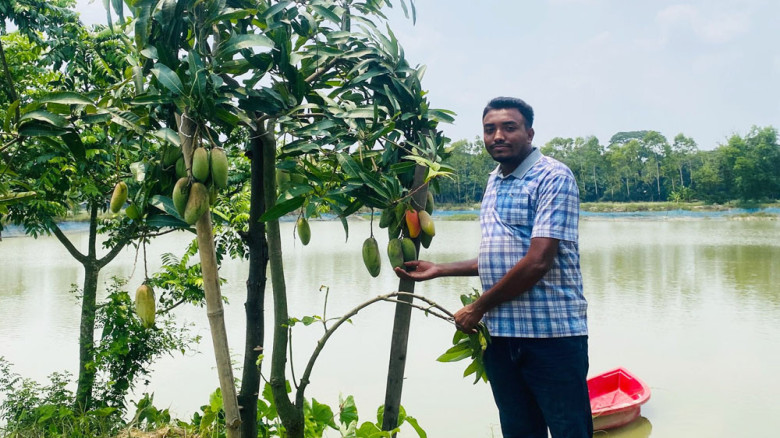 সাংবাদিক থেকে সফল কৃষি উদ্যোক্তা, বছরে আয় ৬০ লাখ টাকা