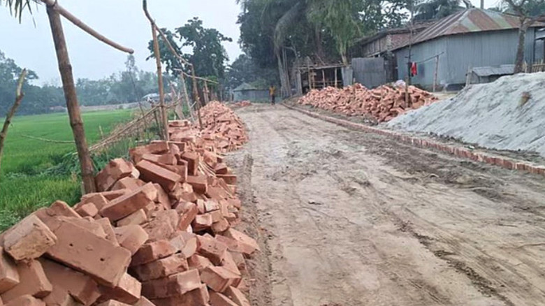 প্রধানমন্ত্রীর সফরের পর তুলে নেওয়া হলো ইটের সড়ক