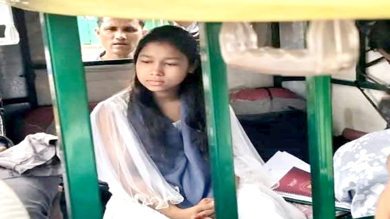 ফুলবাড়ীতে ২ কেজি গাঁজাসহ পঞ্চম শ্রেণী পড়ুয়া শিক্ষার্থী আট