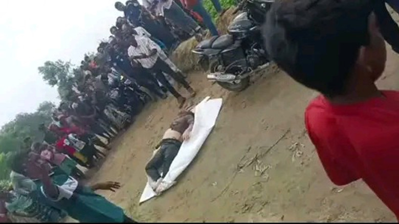 নওগাঁয় বারোমাসিয়া বিলে স্বপন নামের একজন পুরাতন মোবাইল ব্যবস