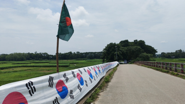 ৭ লাখ টাকা ব্যয়ে দক্ষিণ কোরিয়ার পতাকা টানালেন মিন্টু