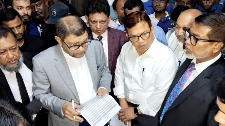 নারায়ণগঞ্জ হাসপাতালে উপস্থিতি যাচাই করলেন স্বাস্থ্যমন্ত্রী