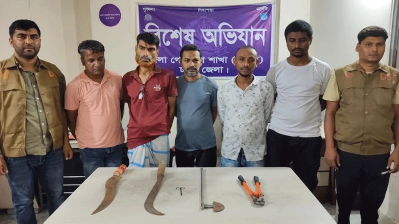 কেরানীগঞ্জে ডাকাতির প্রস্তুতিকালে দেশি অস্ত্রসহ গ্রেপ্তার ৫