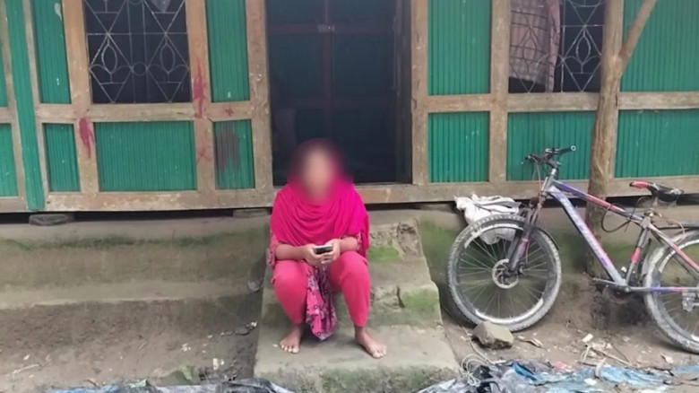 প্রেমিকের বাড়িতে বিয়ের দাবিতে তরুণীর টানা অনশন, আত্মহত্যার হ