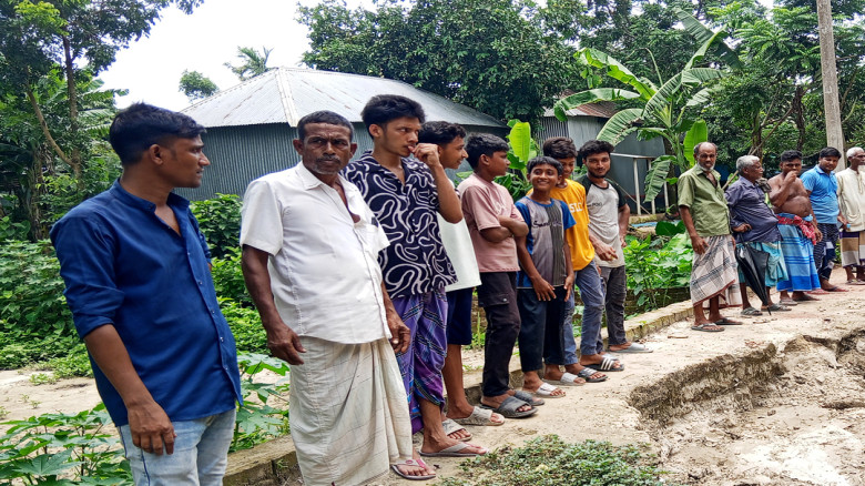ফরিদপুরে উন্নয়নবঞ্চিত ১০ গ্রামের মানুষের দুর্ভোগ, কাঁচা সড়কে