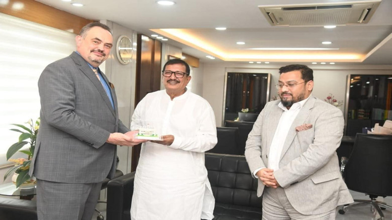ভূমিমন্ত্রীর সঙ্গে সৌজন্য সাক্ষাৎ করেছেন বাংলাদেশে নিযুক্ত ম