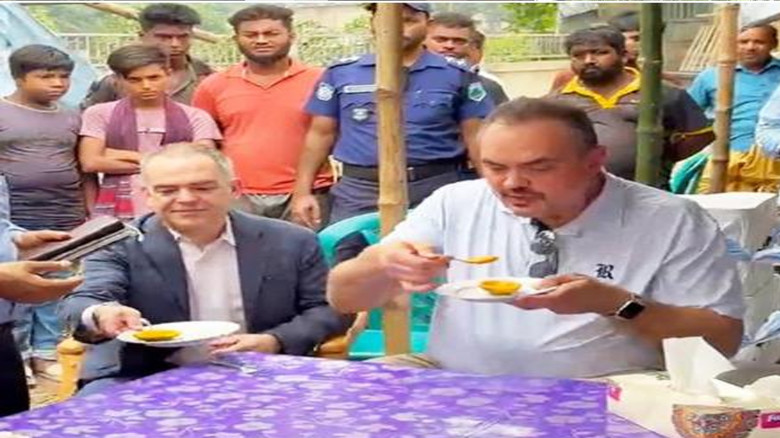 রাজশাহীর পুঠিয়ায় আম খেয়ে মুগ্ধ মার্কিন রাষ্ট্রদূত ব্রেন্ট টি