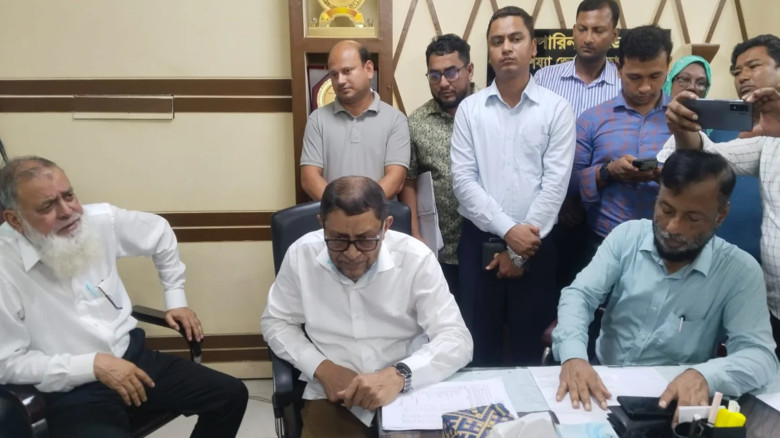 নোয়াখালী জেনারেল হাসপাতাল পরিদর্শনে ক্ষুব্ধ স্বাস্থ্যমন্ত্রী