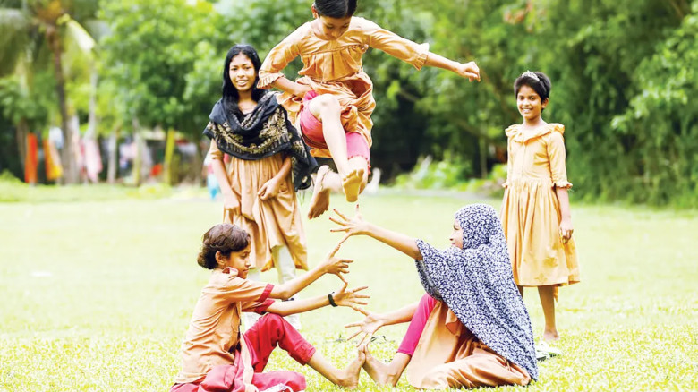 স্ক্রিনে বন্দি শৈশব: হারিয়ে যাচ্ছে মাঠের খেলা ও প্রাণচাঞ্চল্