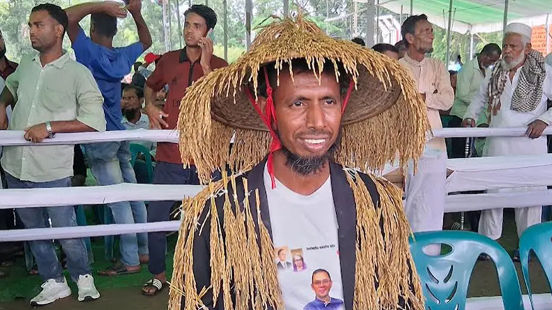 শরীরে ধানের শীষ জড়িয়ে প্রধানমন্ত্রীর সভায় শিমুল
