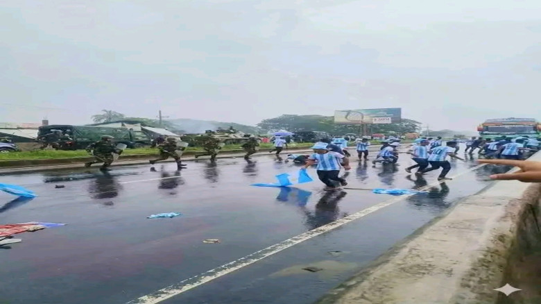 দোহাজারীতে আর্জেন্টিনা সমর্থকদের মিছিলে যান চলাচলে বিঘ্ন, লা