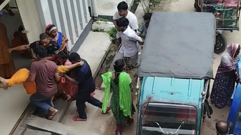 পোশাক কারখানায় পানি পান করে অসুস্থ শতাধিক শ্রমিক