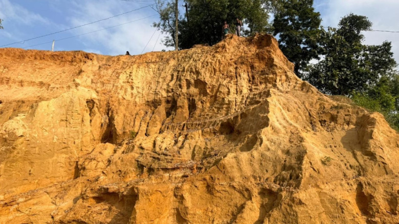 পাহাড়ের মাটি কাটতে গিয়ে কিশোরের মৃত্যু
