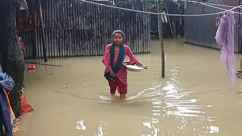 ৩ দিনেও সরেনি বৃষ্টির পানি, পানিবন্দী হাজারো পরিবার