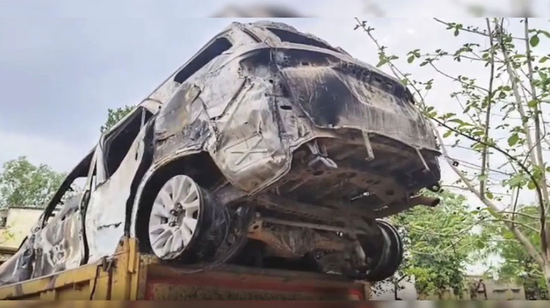 ট্রাক দিয়ে গাড়ি ঘিরে বিজেপি নেতাসহ তিনজনকে পুড়িয়ে হত্যা