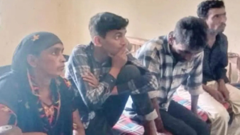 রাতের আঁধারে সীমান্ত পেরিয়ে বাংলাদেশে প্রবেশ, এলাকাবাসীর হাতে আটক ৪