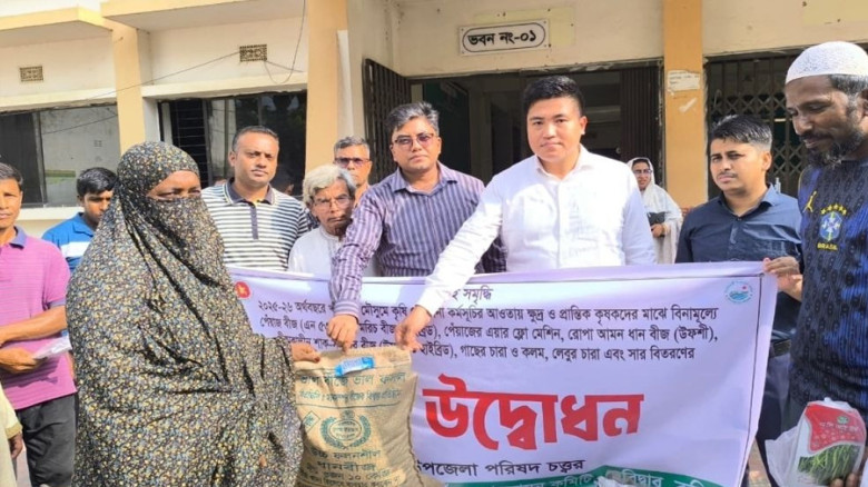 দেবীদ্বারে ৪ হাজারের বেশি প্রান্তিক কৃষকের মাঝে বিনামূল্যে ক