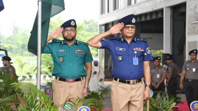 নতুন ইউনিফর্মে ফিরল বাংলাদেশ পুলিশ