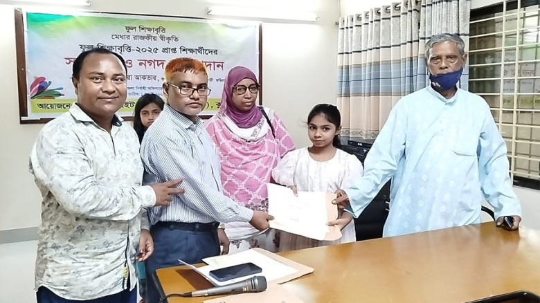 কোমলমতি শিক্ষার্থীদের অনুপ্রাণিত করতে ফুলবাড়ীতে ফুল শিক্ষাবৃ