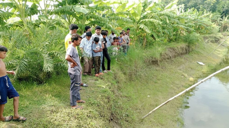 চুরি ঠেকাতে পুকুরের চারপাশে অরক্ষিত বিদ্যুৎ সংযোগ, ভ্যানচালক