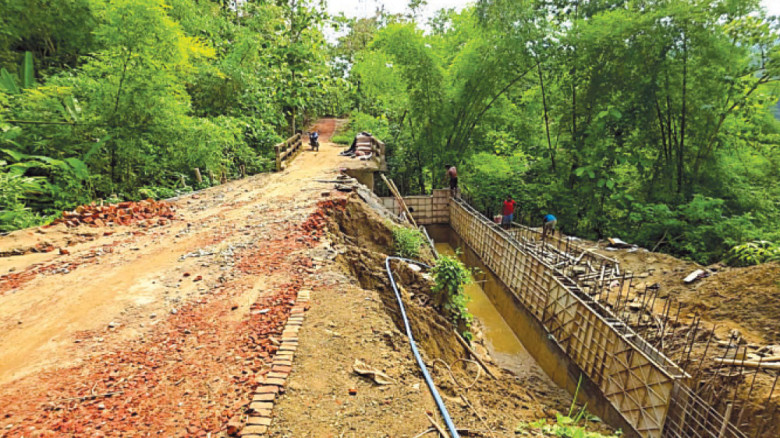 কাজ শেষ না হতেই সড়কে ভাঙন