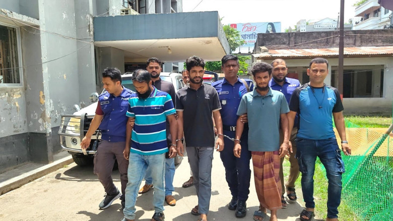 পিরোজপুরে বিদেশি পিস্তল-গুলিসহ গ্রেপ্তার ৩