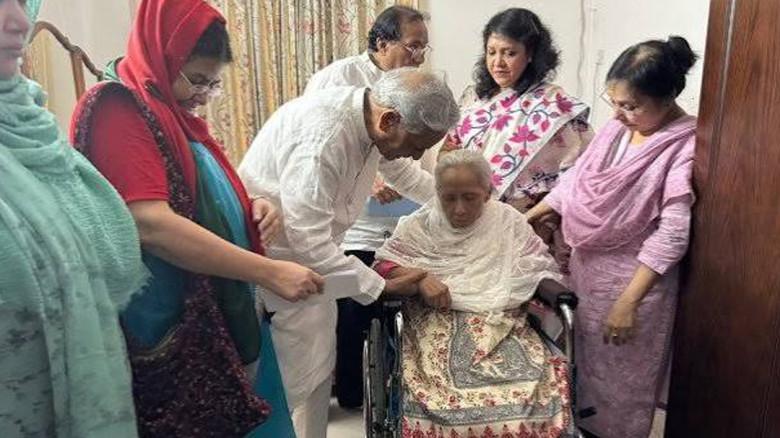 শবনম মুশতারীর বাসায় সংস্কৃতিমন্ত্রী, চিকিৎসার জন্য দেওয়া হলো